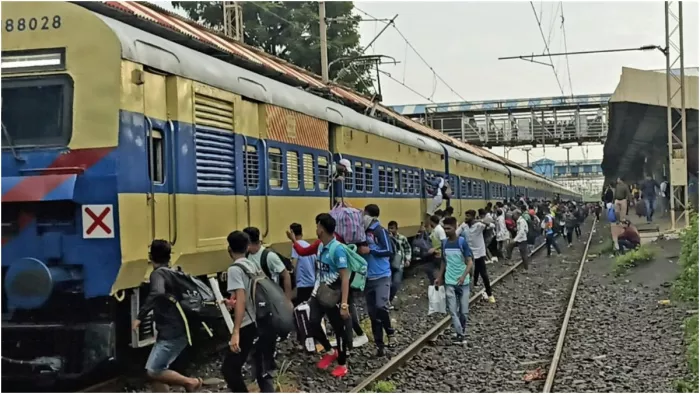 दिल्ली-बिहार के बीच चलने वाली सभी ट्रेनें फुल, 45 हजार बर्थ पर 60 हजार यात्री कर रहे सफर (प्रतीकात्मक तस्वीर)