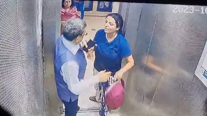 लिफ्ट में कुत्ता ले जाने को लेकर विवाद, रिटायर्ड IAS और महिला के बीच मारपीट
