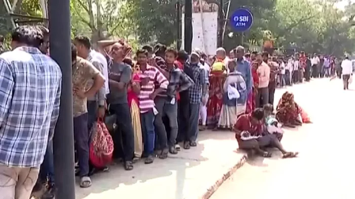 आरबीआई भुवनेश्वर के क्षेत्रीय कार्यालय के सामने लगी कतारें।