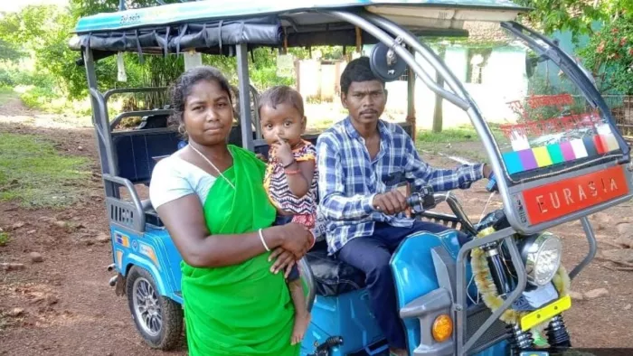 गरीबी को मात दे खुद बनी स्वावलंबी, पति को दिया रोजगार