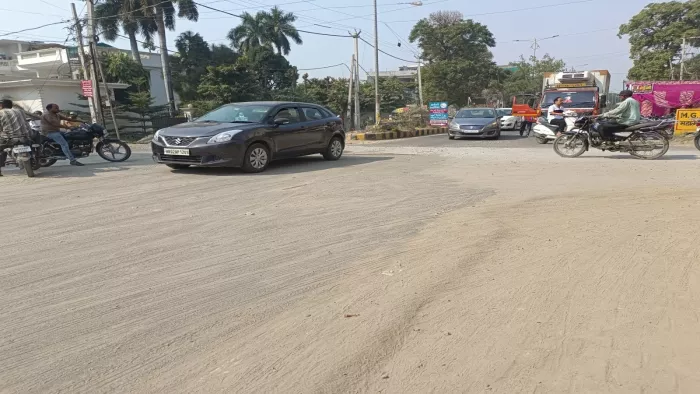 गोबिंदपुरी रोड स्थित चौक पर नहीं पीली व सफेद पट्टी। जागरण