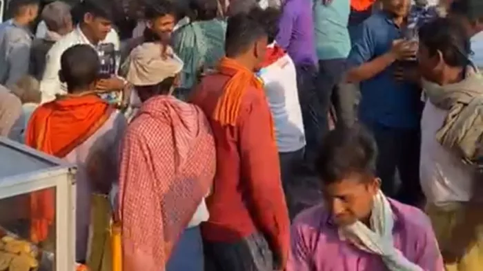 वाहन में रखे शराब को लूटने का वीडियो वायरल