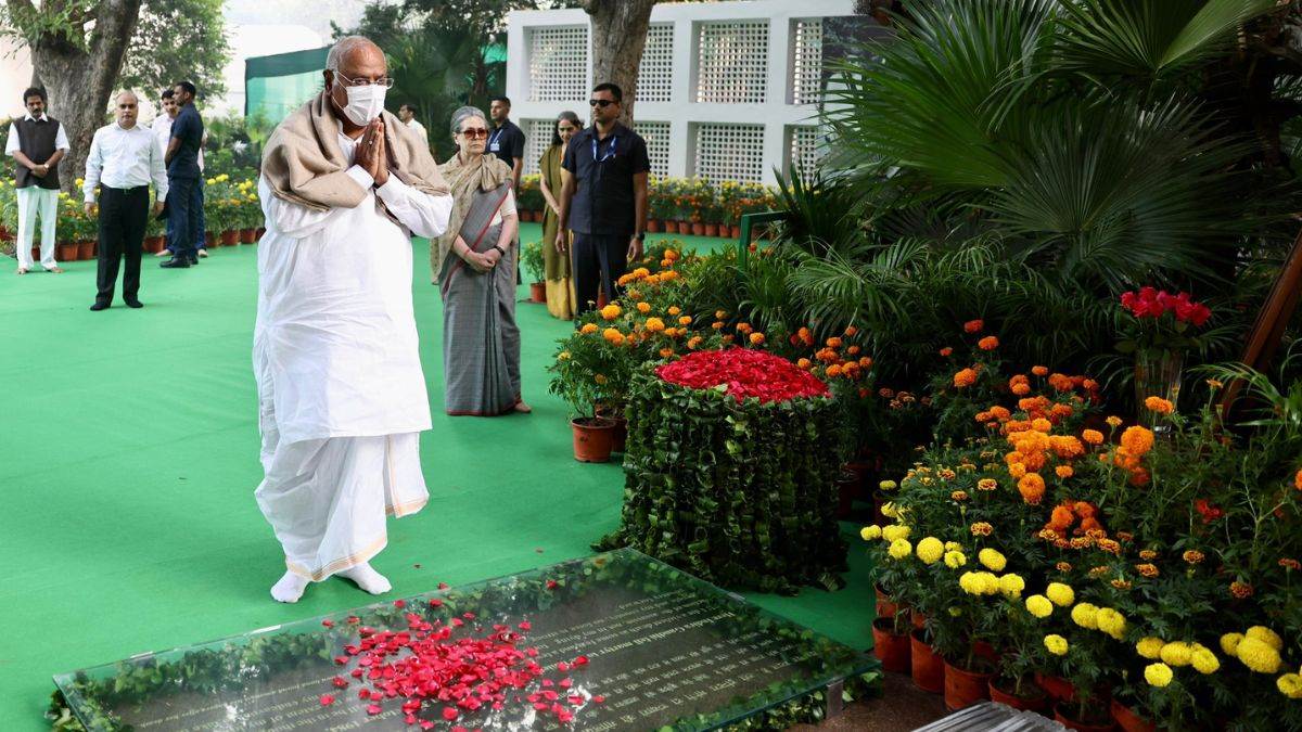 ncr indira gandhi mallikarjun kharge paid tribute to indira gandhi on her death anniversary
