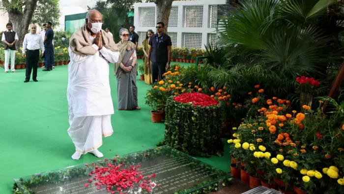 कांग्रेस ने मंगलवार को पूर्व प्रधानमंत्री इंदिरा गांधी की 39वीं पुण्यतिथि पर भावभीनी श्रद्धांजलि अर्पित की।