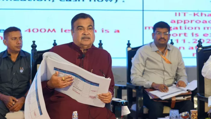 नितिन गडकरी ने कहा कि यदि मुद्दों को जल्द ही हल नहीं किया गया तो परियोजनाएं बंद हो सकती हैं।