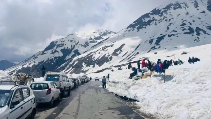 हिमाचल में पर्यटक वाहनों पर कम होगा विशेष पथ कर।