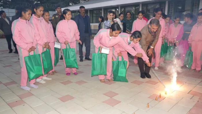 सीएम सुक्खू ने अनाथ बच्चों के साथ मनाई दीवाली, लक्ष्मी पूजा की।