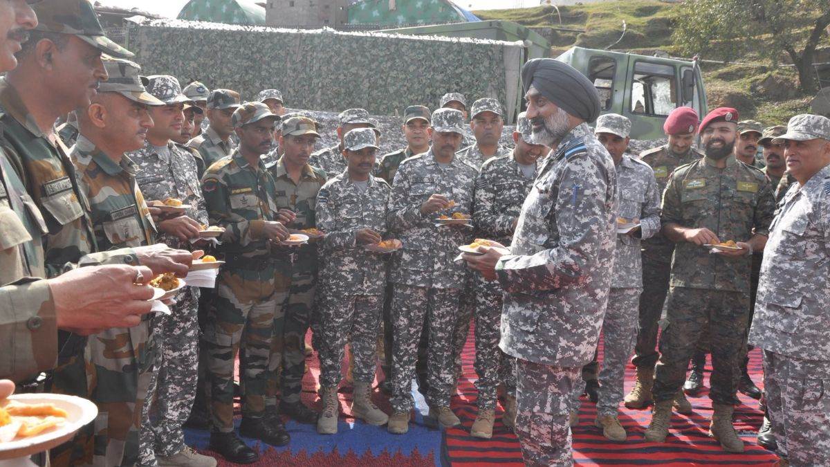 union minister boosts morale of soldiers in ladakh air force chief reaches jammu waiting for pm modi arrival