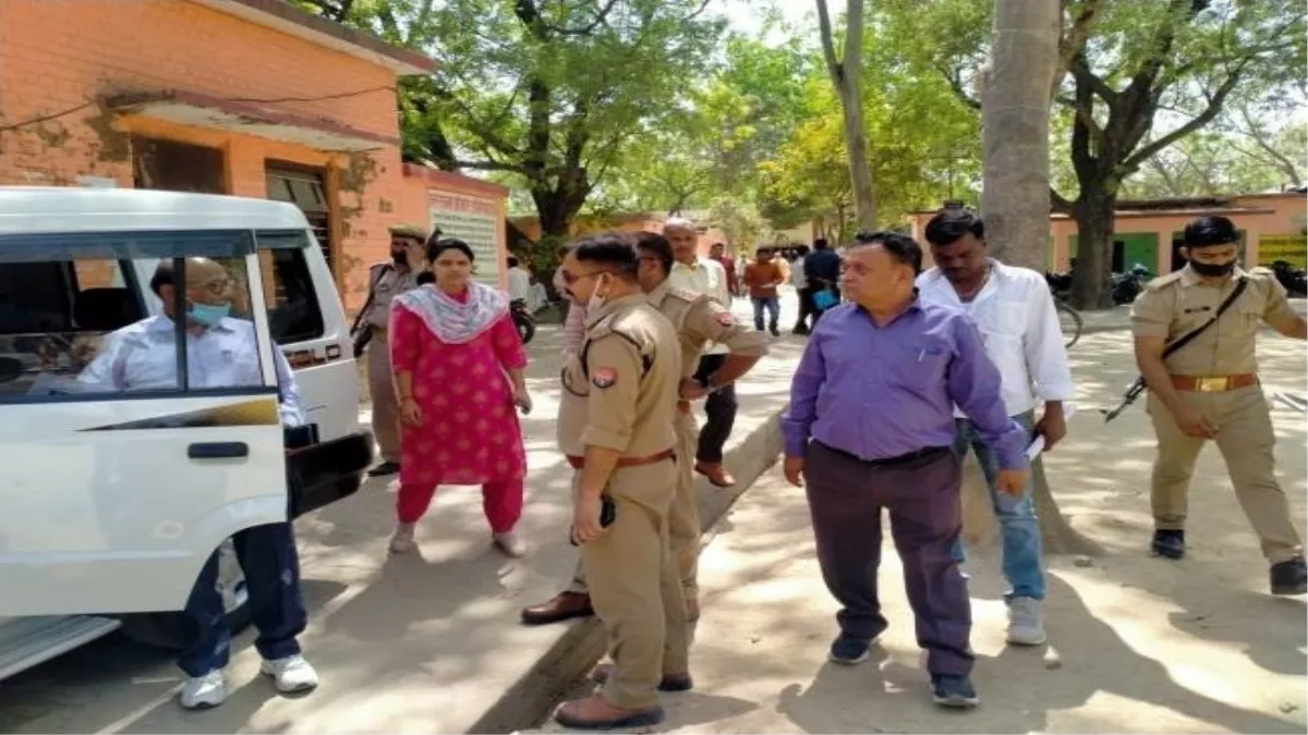 SDM की गाड़ी का कर रहे थे पीछा, अफसर को अंदर बैठे हो गया अंदाजा- फिल्मी स्टाइल में कर दी यह कार्रवाई