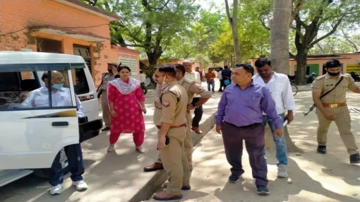 एसडीएम ने गाड़ियों को सीज करवा दिया है।