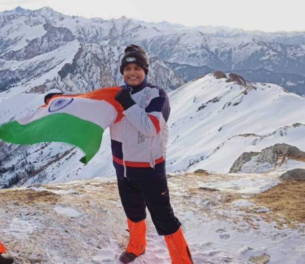 निशु ने दो दिन में 12,500 फीट की चढ़ाई कर फहराया तिरंगा - Bihar Jamui  General News