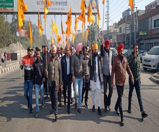 लुधियाना में बिक्रम मजीठिया के समर्थन में मार्च निकालते हुए युवा।