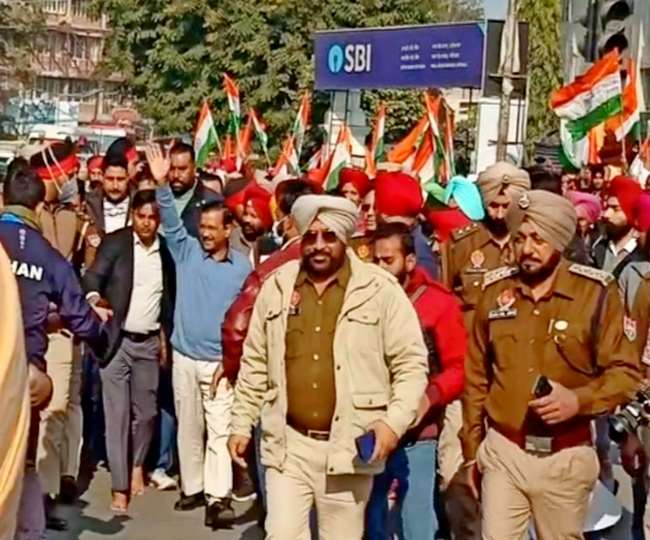 पटियाला के शेरांवाला गेट से शांति मार्च की शुरुआत करते हुए आप प्रमुख अरविंद केजरीवाल।