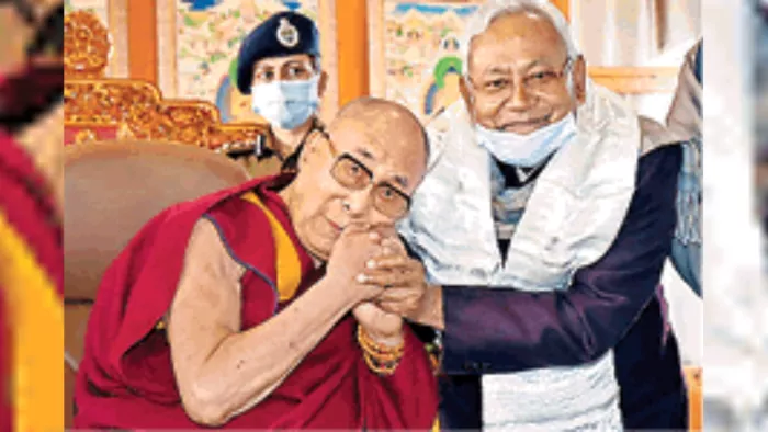 बोधगया प्रवास पर आए बौद्ध धर्मगुरु दलाई लामा से मुख्यमंत्री नीतीश कुमार ने शुक्रवार को मुलाकात की