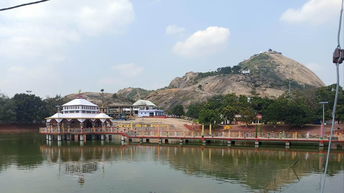https://www.jagranimages.com/images/newimg/31122022/31_12_2022-mandar_mountain_23278264_142043613.jpg