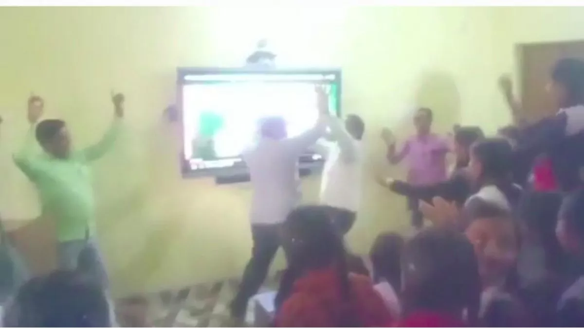 झारखंड : स्कूल के स्मार्ट क्लास में अश्लील गाने पर शिक्षकों ने छात्राओं संग लगाये ठुमके, Video वायरल - Jharkhand: Teachers dance with girl students on obscene songs in smart class of school, video viral