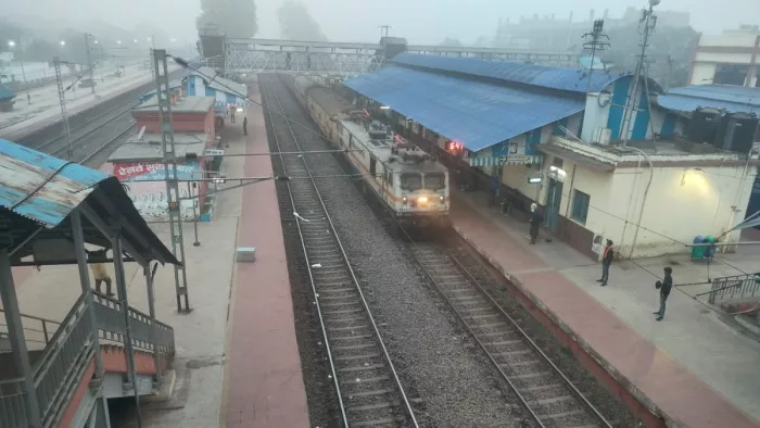 Train Late: 14 घंटे की देरी से चल रही Bhubaneswar Rajdhani, झारखंड आने वाली कई ट्रेनें लेट