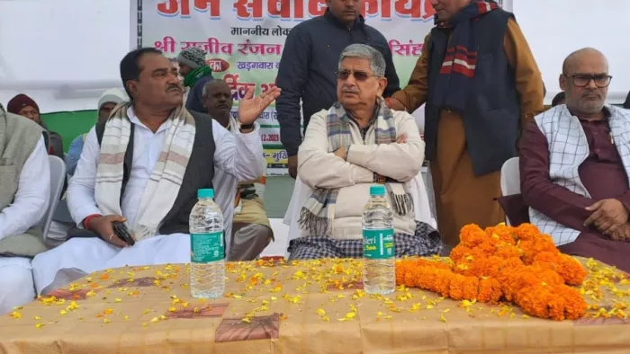 लखीसराय के खड़गवारा में जनसंवाद कार्यक्रम में सांसद ललन सिंह। फोटो- जागरण