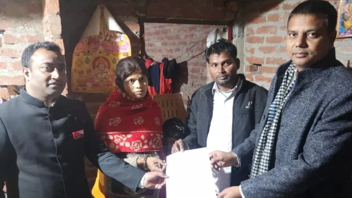 मीरा को स्वीकृति पत्र सौंपते मंडलायुक्त गौरव दयाल (दाएं) व जिलाधिकारी नितीश कुमार (बाएं)। जागरण
