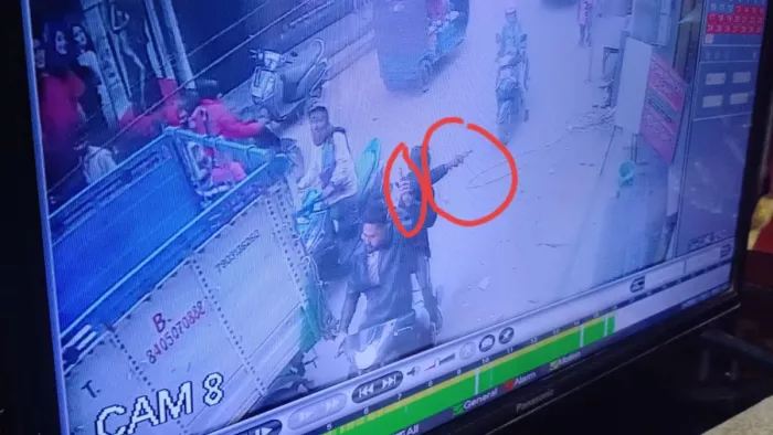 मुंगेर में बाइक सवार बदमाशों ने फैलाई दहशत, कई चौराहों पर की हवाई फायरिंग; घटना CCTV में कैद