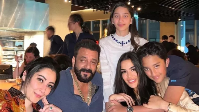 संजय दत्त दुबई में परिवार के साथ (Photo Instagram)