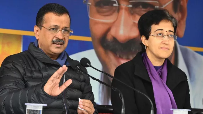 'पुजारी-ग्रंथी सम्मान योजना'की जानकारी देते आप संयोजक अरविंद केजरीवाल व मुख्यमंत्री आतिशी।