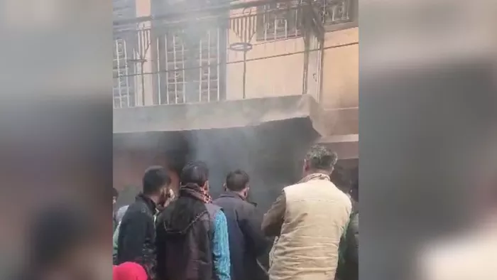 जगदंबा कॉलोनी के इसी गोदाम में लगी थी आग।