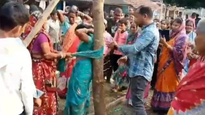 मतांतरण कराने का आरोप मढ़ महिलाओं को पेड़ से बांधकर पीटा