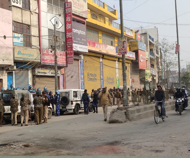 हिंसाग्रस्त इलाकों में पुलिस की ओर से अघोषित कर्फ्यू जारी