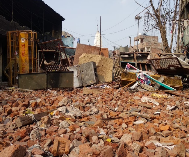 उत्तर पूर्वी दिल्ली में जगह-जगह बर्बादी का मंजर 