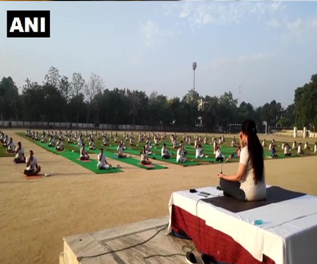कोरोना वारियर्स के लिए स्पेशल योगा कैंप
