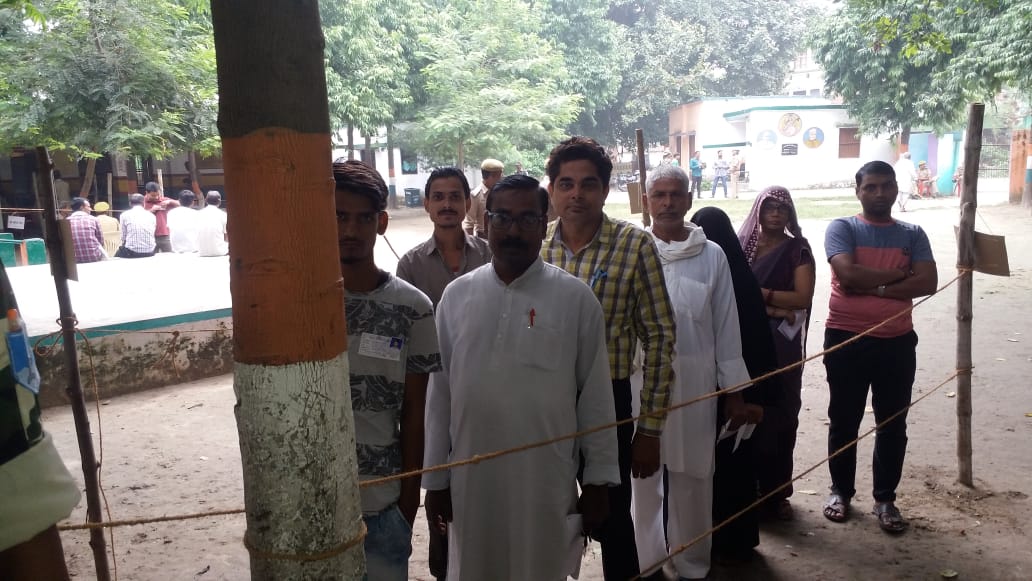 Ghosi Assembly By Election 2019 : ईवीएम में मामूली गड़बड़ी बीच 52.43 फीसद  मतदान, 11 प्रत्याशियों की किस्मत ईवीएम में कैद, फैसला 24 को - Ghosi vidhan  sabha poll start in mau district
