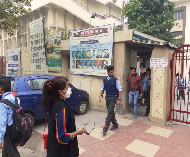 सभी तक DM के आदेश की सूचना नहीं पहुंच पाने की वजह से कुछ जगहों पर खुले स्कूल Noida News