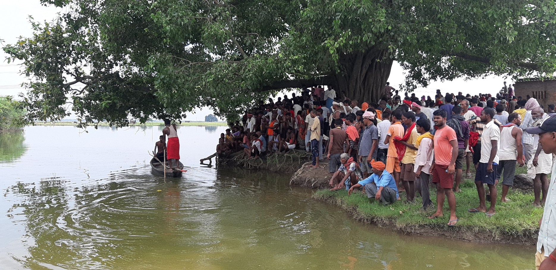 बलिया में बाढ़ के पानी से घिरे गई गांव, नदियों में उफान से तबाही के मिल ...