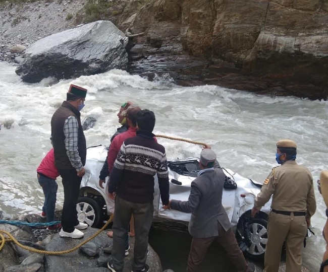 नदी में गिरी कार दूसरे दिन बरामद, गाड़ी में सवार लोगों का नहीं लगा सुराग