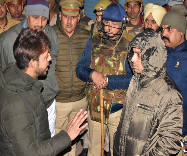 मामूली बात को लेकर देवबंद में सांप्रदायिक संघर्ष, पथराव और फायर‍िंंग ...