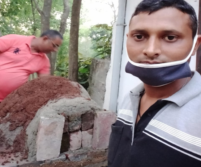 गांव लौटे युवाओं ने मिट्टी का ओवन तैयार कर शुरू किया पिज्जा बेचना, रोजाना कर रहे अच्छी कमाई 3 गांव लौटे युवाओं ने मिट्टी का ओवन तैयार कर शुरू किया पिज्जा बेचना, रोजाना कर रहे अच्छी कमाई 2