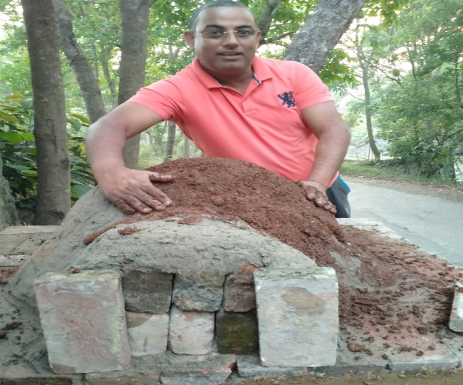 गांव लौटे युवाओं ने मिट्टी का ओवन तैयार कर शुरू किया पिज्जा बेचना, रोजाना कर रहे अच्छी कमाई 2 गांव लौटे युवाओं ने मिट्टी का ओवन तैयार कर शुरू किया पिज्जा बेचना, रोजाना कर रहे अच्छी कमाई 1
