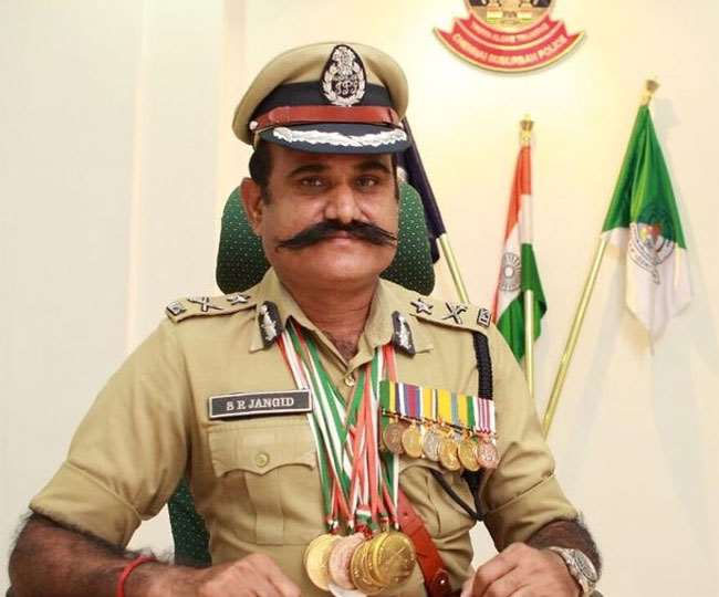 जानिए, कौन हैं ये बहादुर अफसर जिनको लेकर रोहित शेट्टी बना रहें हैं ...