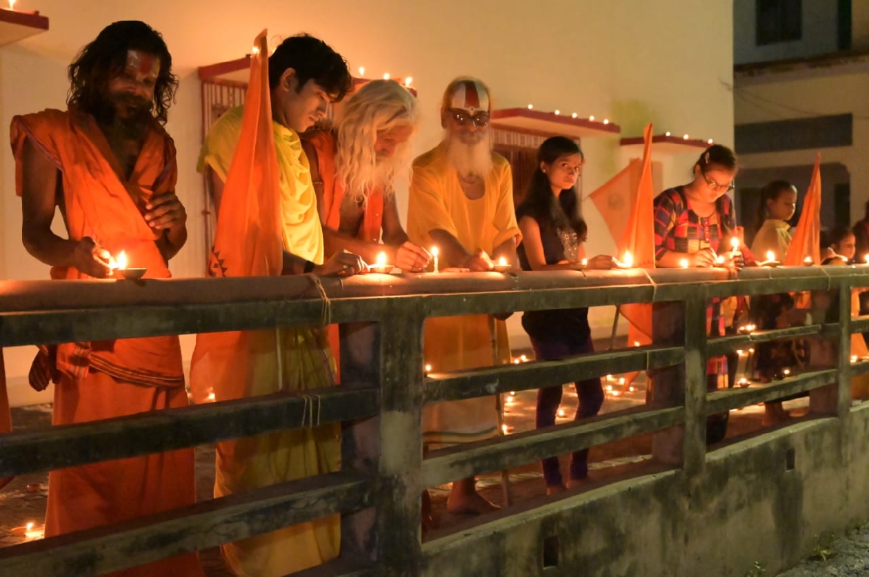 Ram Mandir Bhumi Pujan: Ramnagri illuminated with innumerable lamps, city decorated with flowers