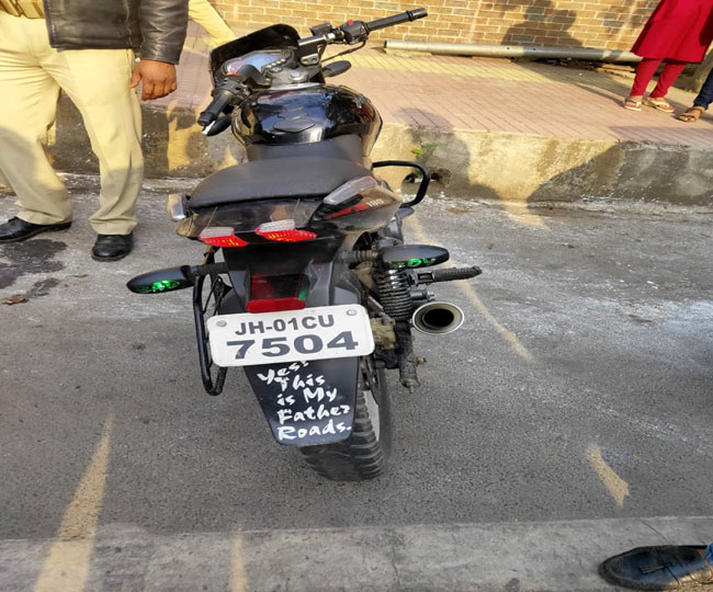 Image result for राष्ट्रपति के सुरक्षा घेरे में घुसा बाइक सवार, बाइक पर लिखा था-यह सड़क मेरे बाप की ki emages