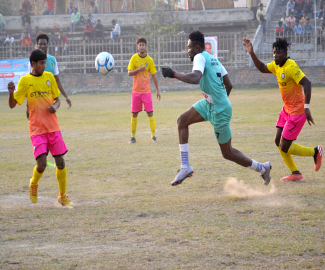 विजय आर्या फुटबॉल प्रतियोगिता करनाल को 21 से हराकर सिवान फानइल में