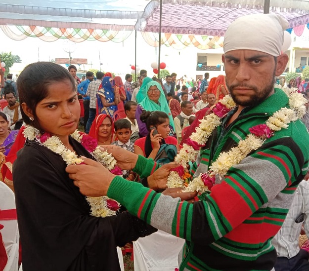  couple  in muslim  dress done marriage by hindu  tradition 