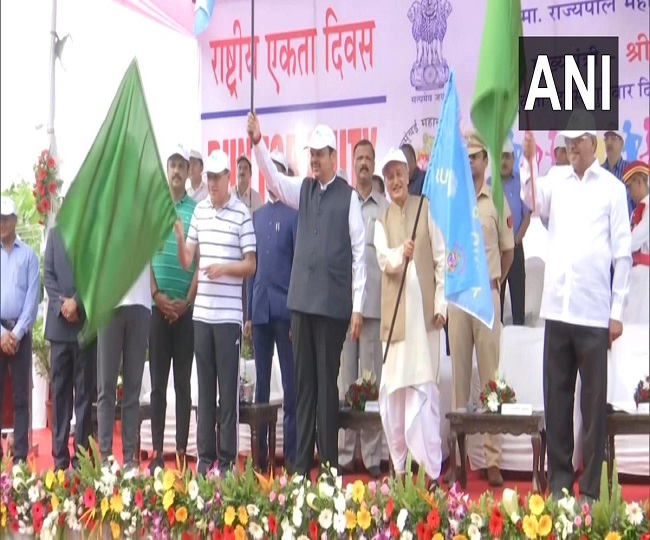 पीएम नरेंद्र मोदी गुजरात के केवड़िया में सरदार पटेल की 144वीं जयंती के मौके पर आयोजित एकता दिवस परेड में शामिल हुए हैं। इस दौरान वहां देश की रक्षा करने वाले वीरों की परेड चल रही है।