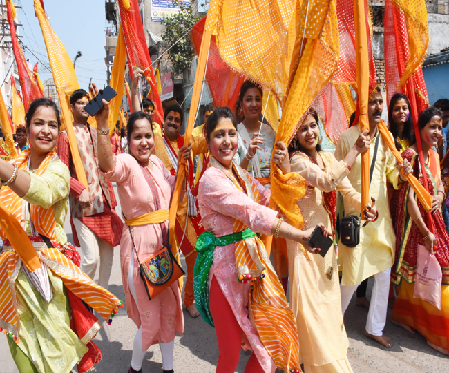Rangilo Falgunio festival: डोरी खींच के राखि जै, यो है बाबा को निशान ...