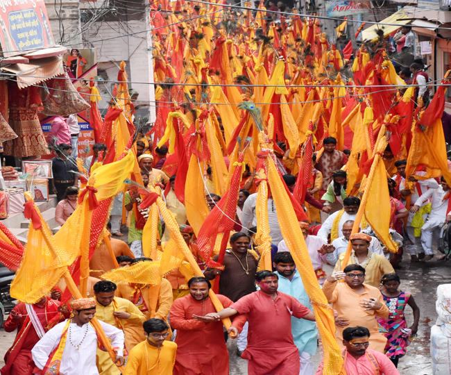 Rangilo Falgunio festival: डोरी खींच के राखि जै, यो है बाबा को निशान ...