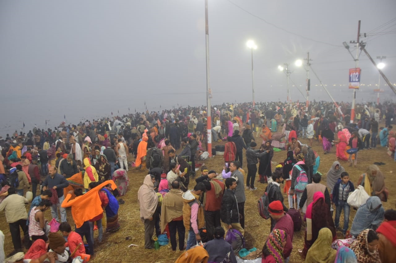 Makar Sankranti : गंगा-यमुना व सदृश्य सरस्वती के तीरे संगम पर उमड़ी आस्था,  43 लाख ने लगाई डुबकी Prayagraj News - Makar Sankranti Prayagraj Allahabad  Magh Mela 2020 Devotees took dip in