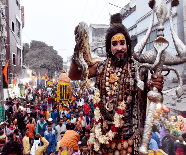 Mahashivratri : गाजे-बाजे के साथ निकली बाबा भोलेनाथ की बरात, भूत-पिशाच के  साथ शामिल हुए देवता - wedding procession of Baba Bholenath turned out from  Baba Gribnath Temple