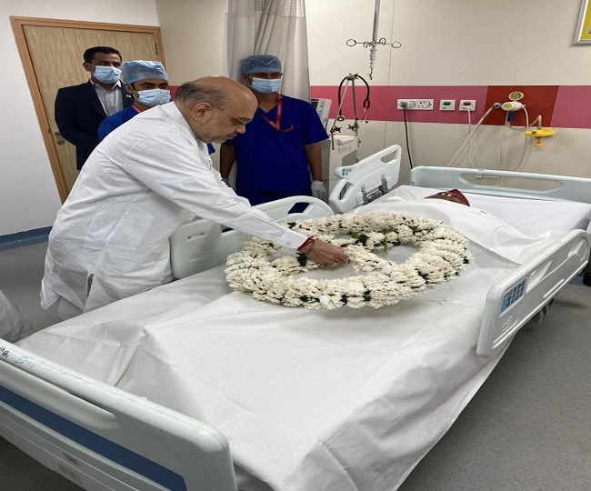 Amit Shah pays tribute to Mulayam Singh Yadav at Medanta Hospital