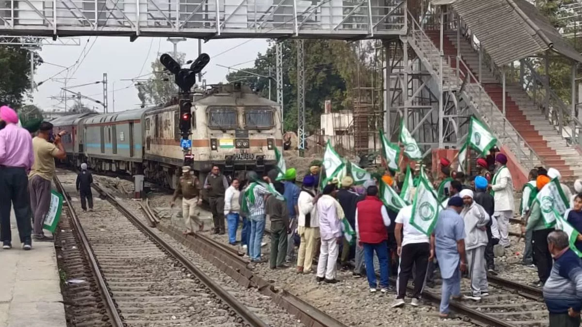 ट्रैक पर उतरे किसान, ट्रेन रोकी